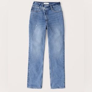 Abercrombie- Curve Love Ultra High Rise 90s Straight Jean (Short)
